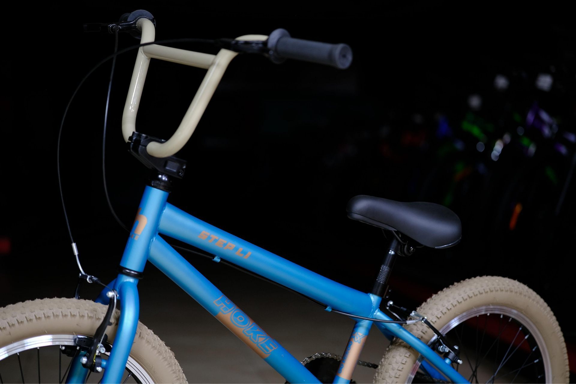 Жесткая стальная вилка
 HOKE BMX Step L1 матовый синий