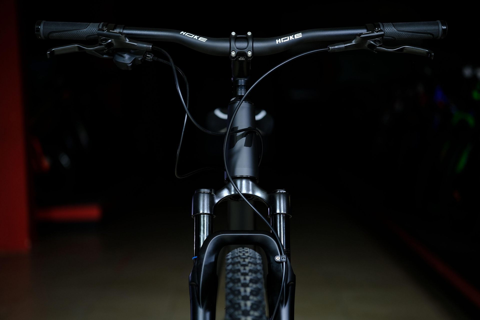 Вилка воздушная Boost GTMRK 550 AIR под ось 15mm
 HOKE 11 Way 29 HD матовый чёрный-серый 21